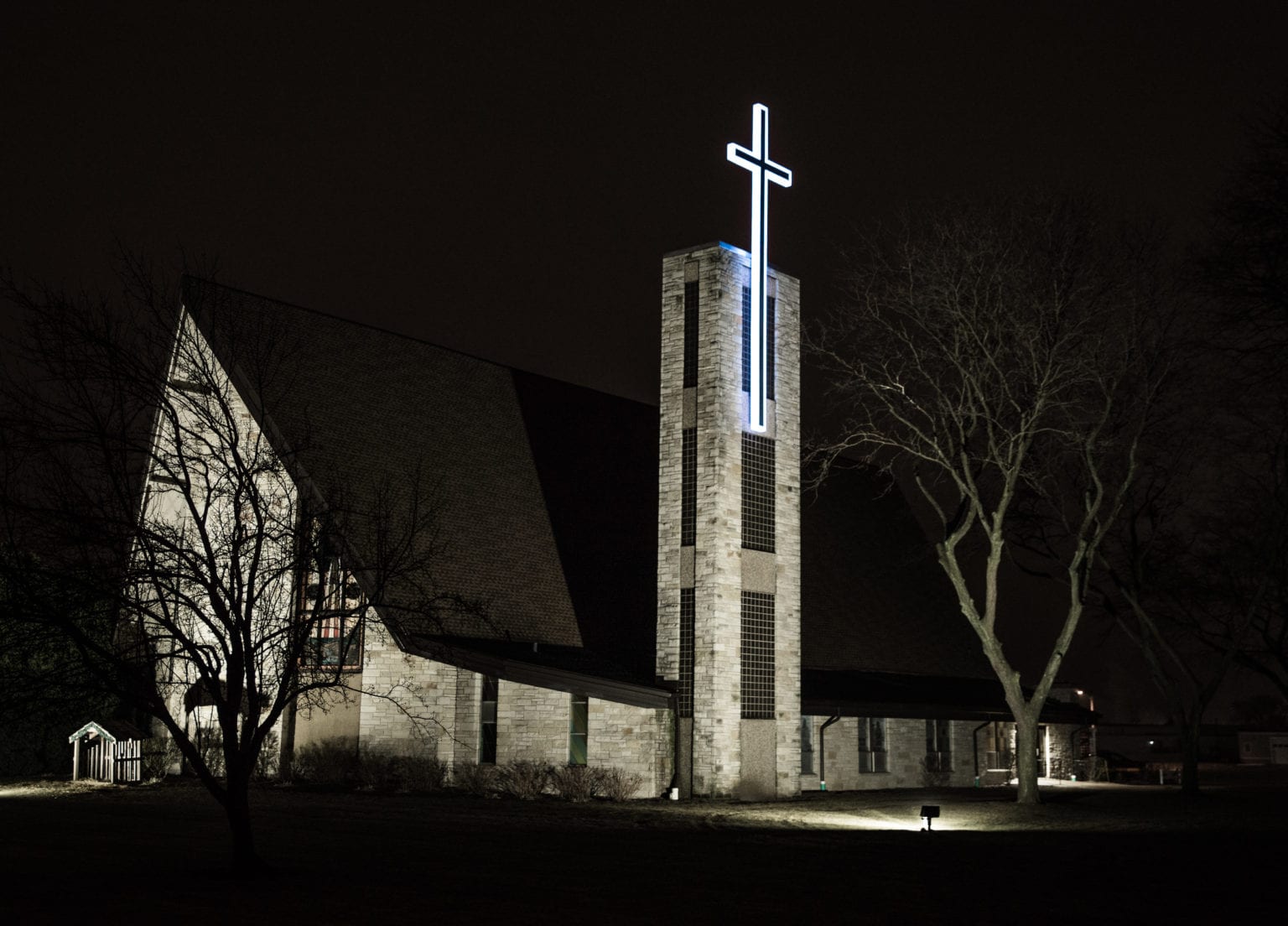 milwaukee-area-church-gets-illuminated-cross-sign-effectz